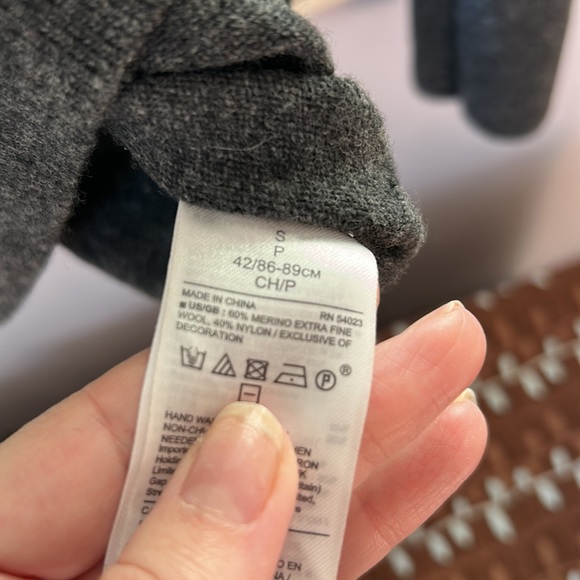 Banana republic gray "be bold" red embroidery sweater - Picture 4 of 5